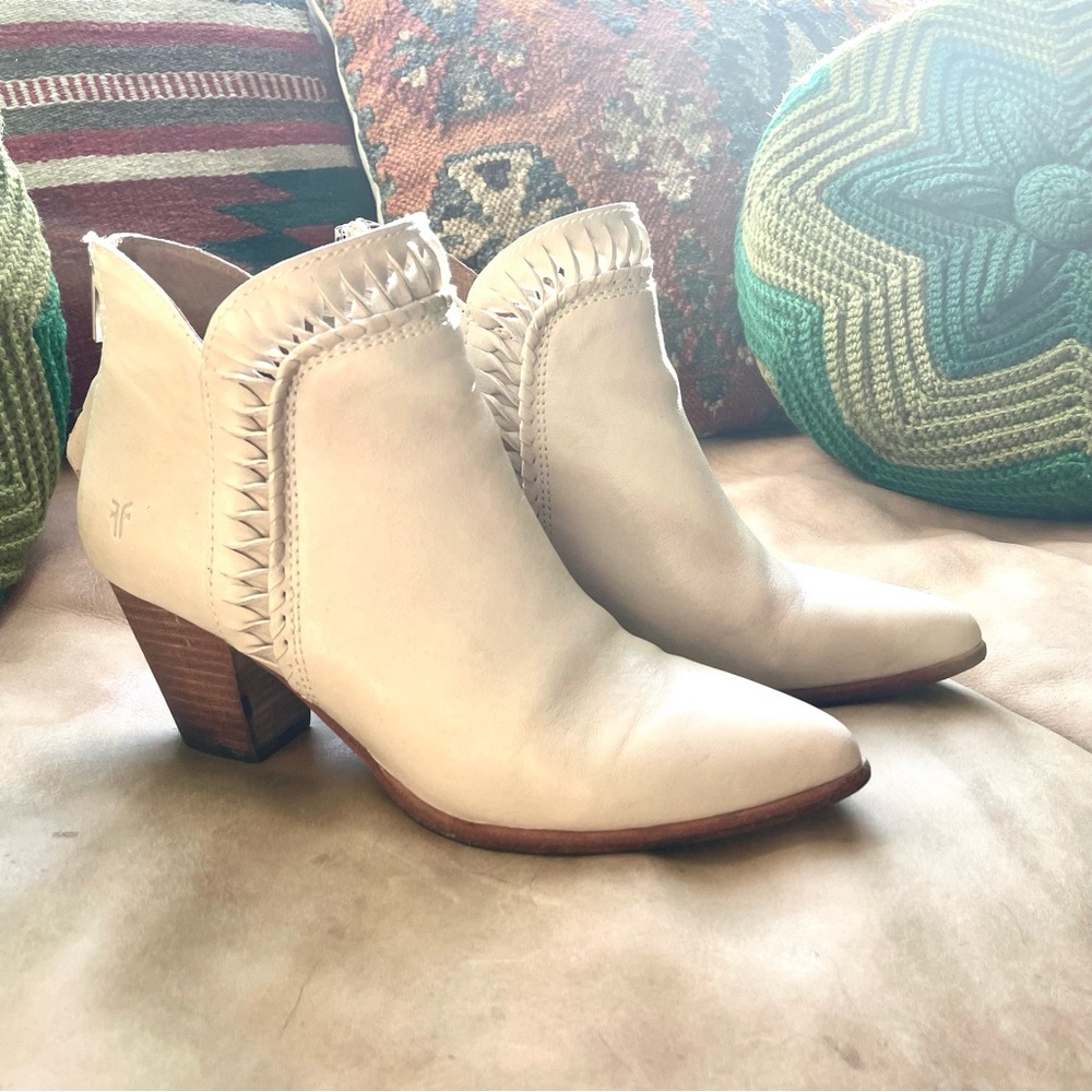 Frye Reed Feather Leather Ankle Boots Size 8 in Off White